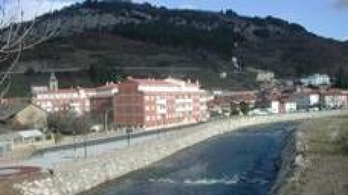 Aspecto que presentaba ayer el Bernesga al paso por La Pola de Gordón