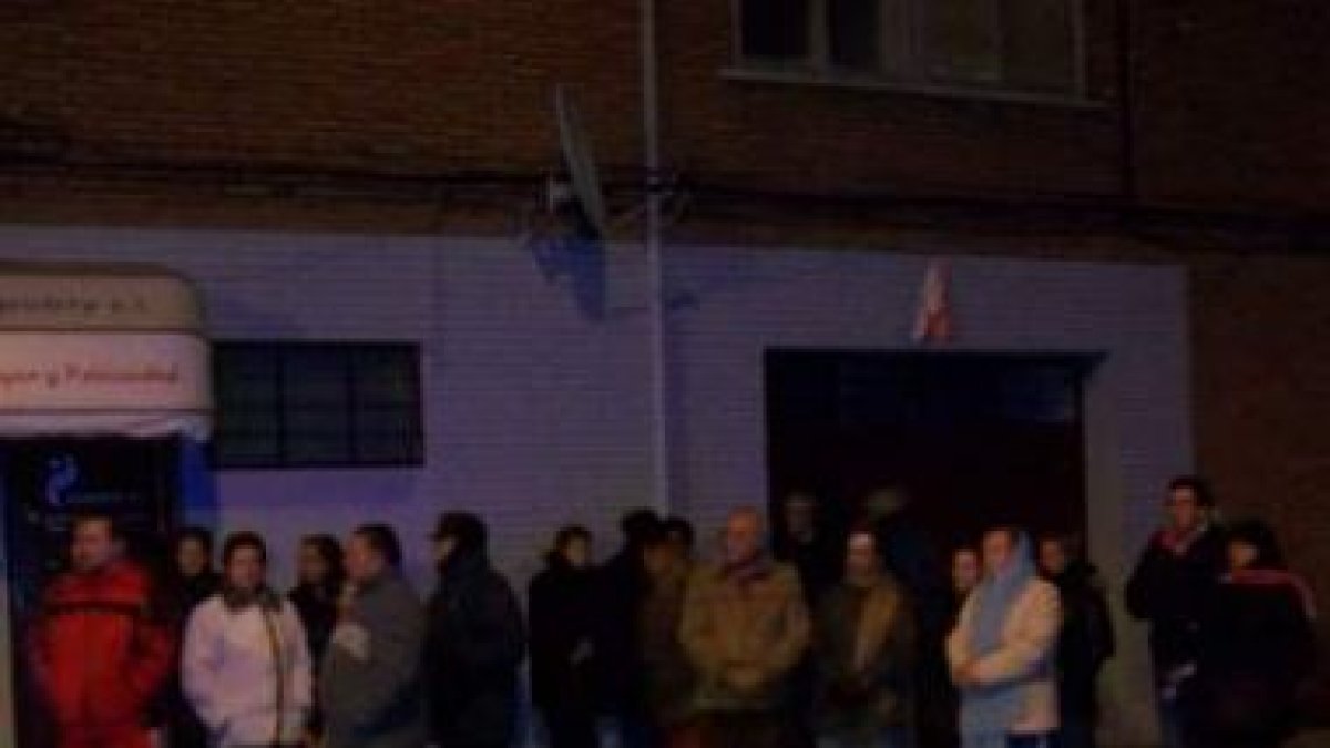 Los vecinos en plena noche, en pie por las antenas.
