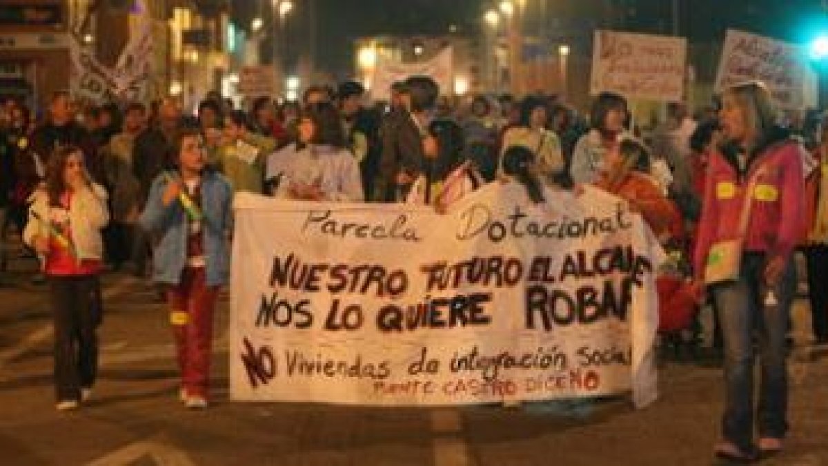 Los vecinos, por octava vez, cruzaron el río y se manifestaron delante del consistorio de Ordoño II