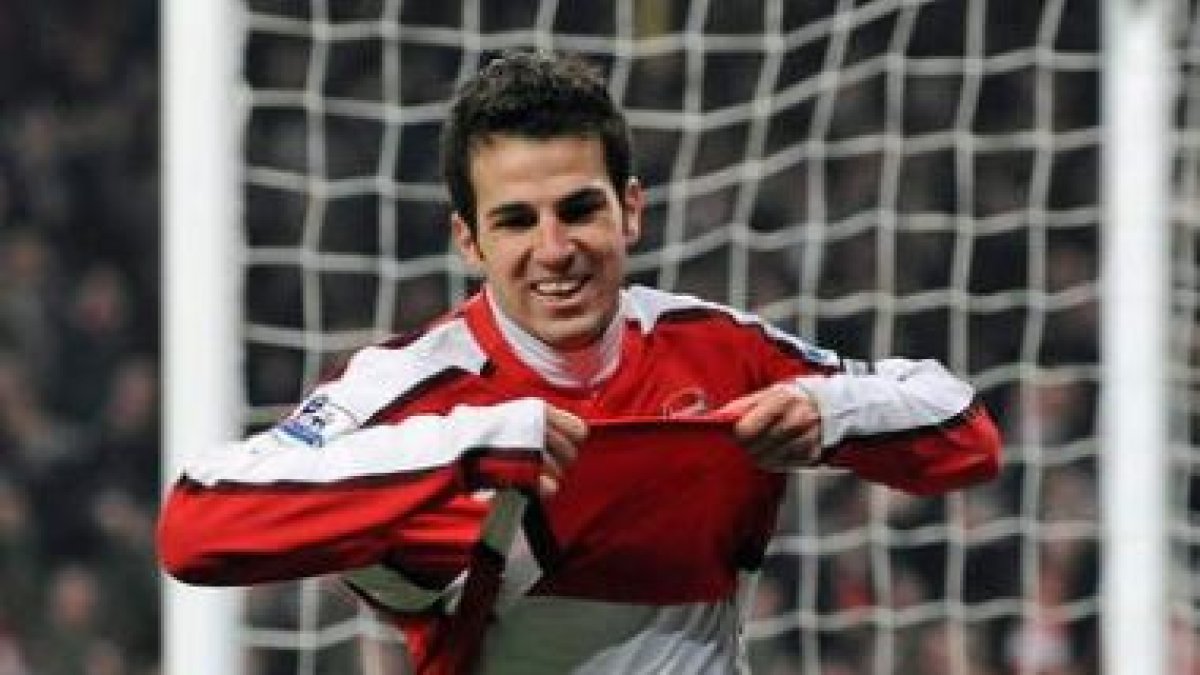 Cesc Fabregas celebra un gol con su equipo, el Arsenal, durante un partido de la Premier.