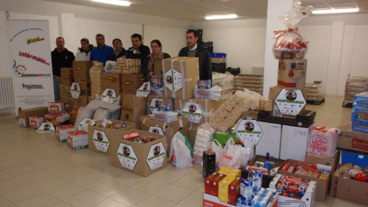 Los impulsores de la iniciativa posan junto la recaudación de la primera tanda de la Champions.