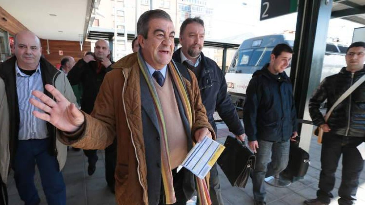 Cascos vino en tren desde Asturias acompañado por 65 militantes y cargos de su partido.