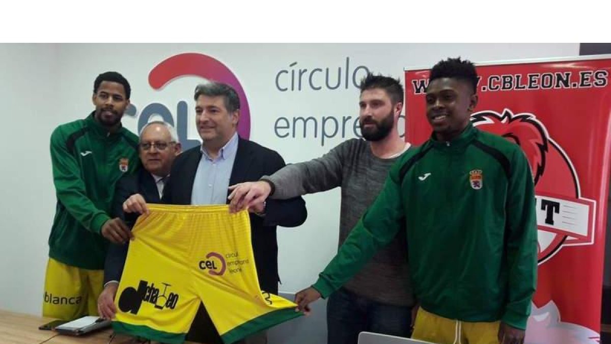 Silverio Rodríguez y Julio Álvarez escoltados por Julio González y los jugadores Tolliver y Gabriel. DL