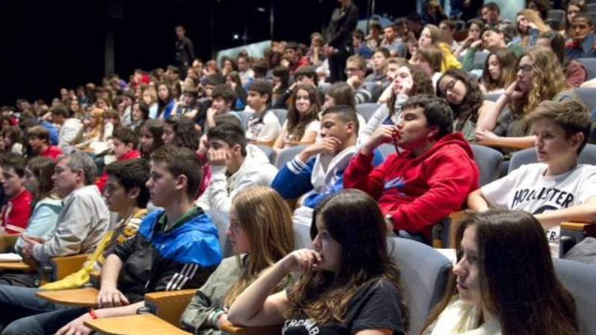 Jóvenes participantes en una de las conferencias.