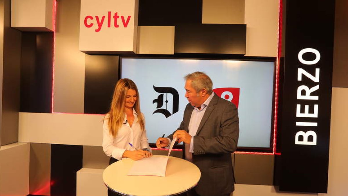 Marisa Vázquez y Joaquín S. Torné, firmando el acuerdo, ayer, en la sede de La 8 en Ponferrada. DE LA MATA