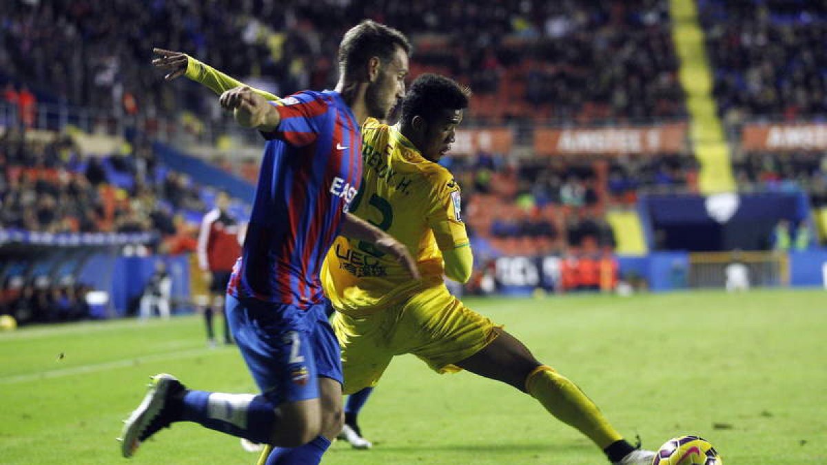 Hinestroza, derecha, lucha con el defensa del Levante Iván López.