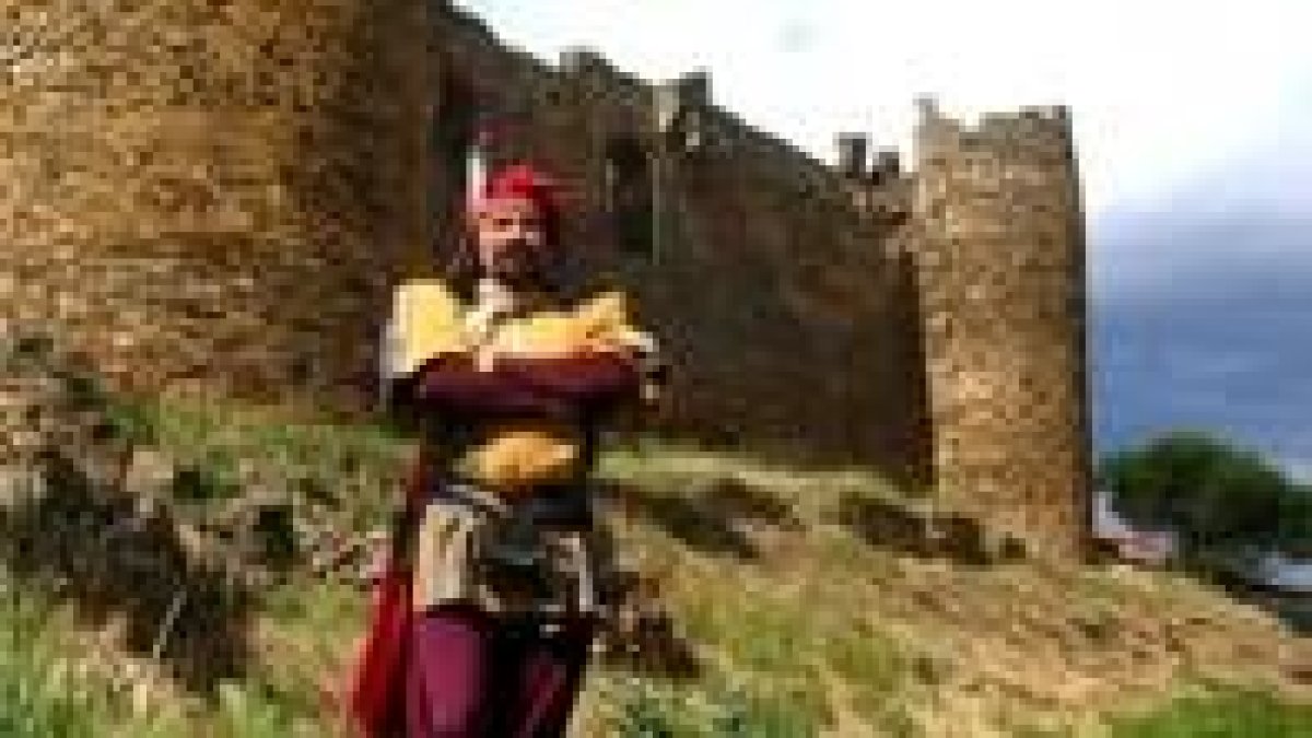 El juglar bañezano Crispín D'Olot posa ante el castillo de Villanueva de Jamuz