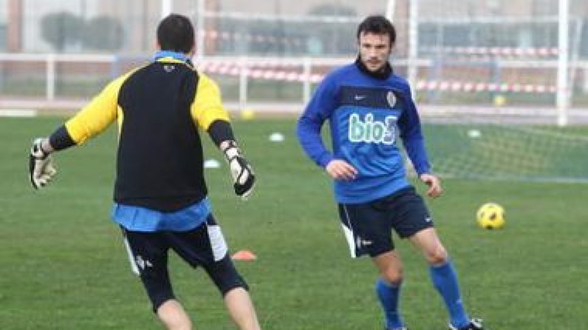 Claudio sigue perdiendo efectivos a medida que se acerca el partido de Tarragona; el último, Candela