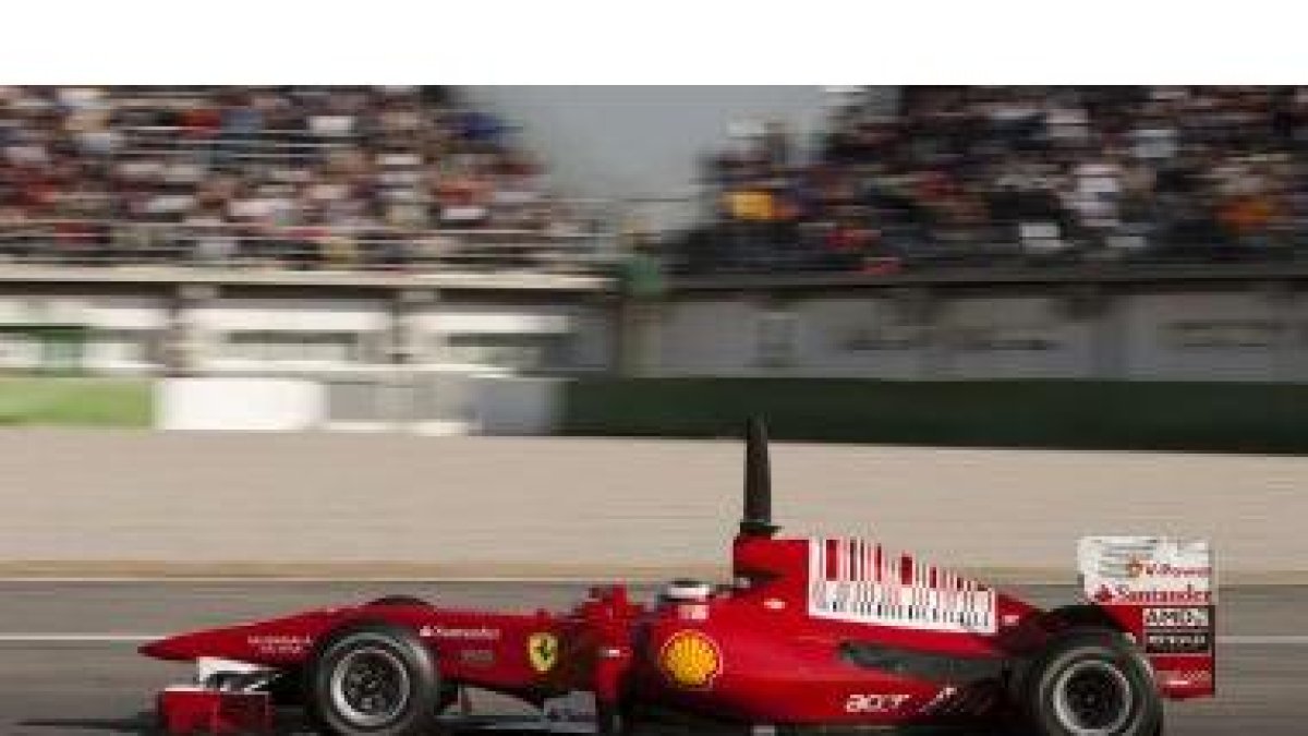 Fernando Alonso, al volante del F10, durante los entrenamientos llevados a cabo en Cheste.