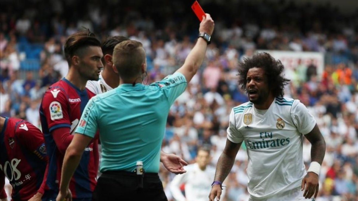 El lateral madridista Marcelo, en un apuro.
