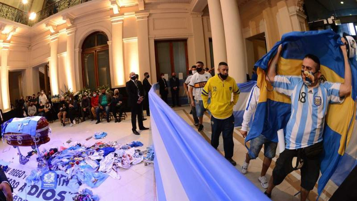 La Casa Rosada vio pasar a miles de aficionados que dieron el último adiós al Pibe. ALDAY