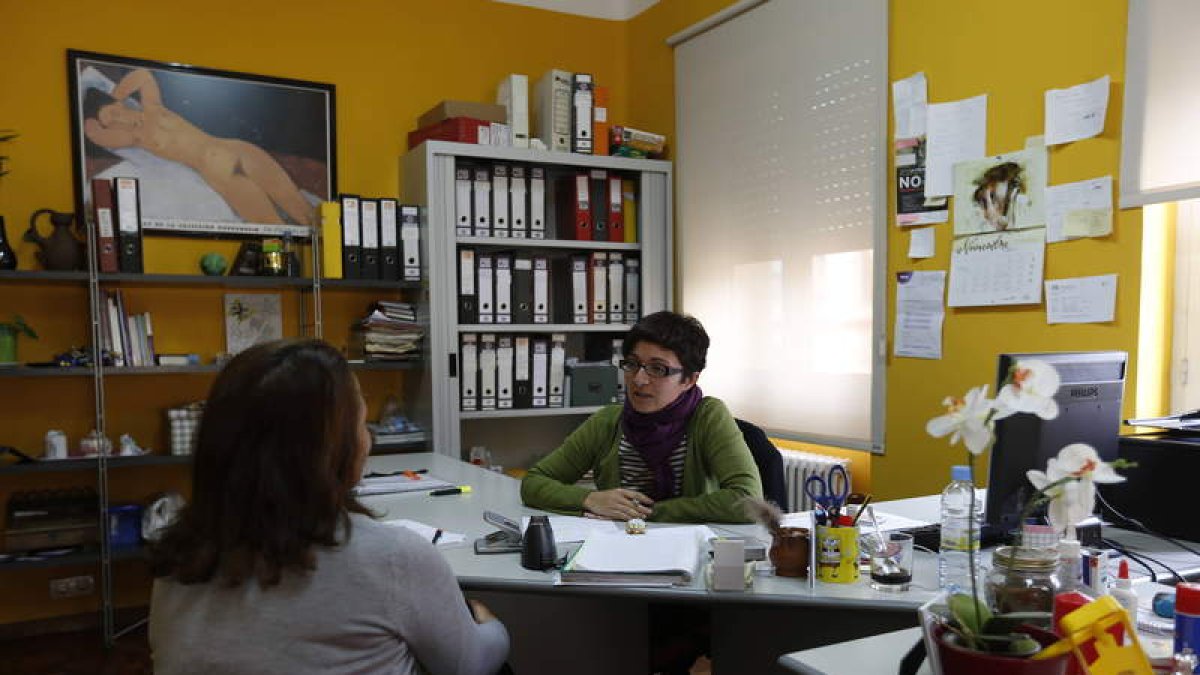 Araceli Martínez, coordinadora del centro de día de Simone de Beauvoir, con una víctima.