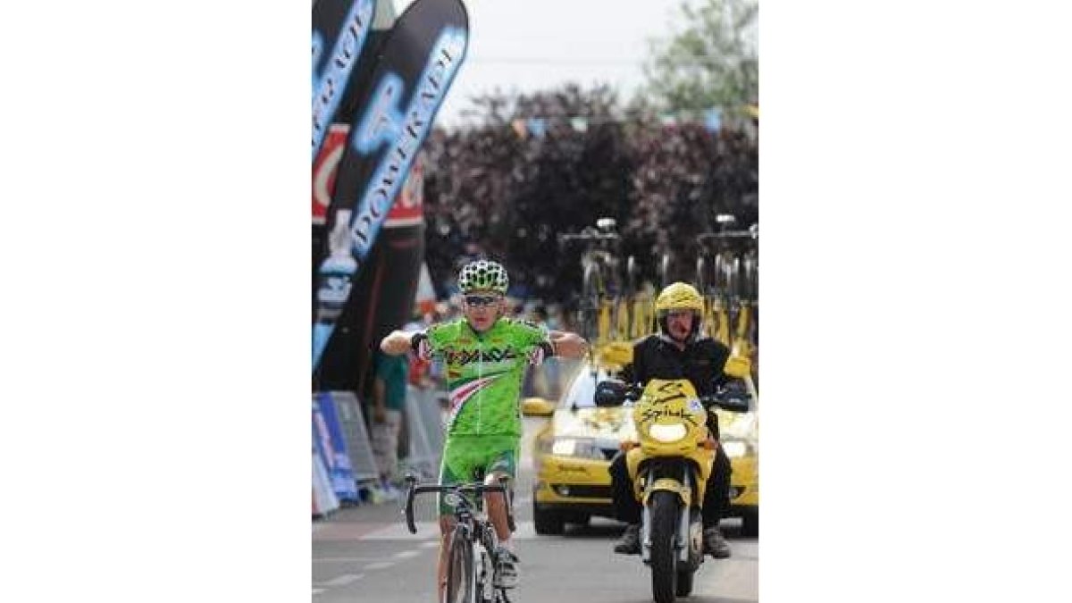 David Belda celebra su victoria en la primera etapa de la Vuelta a León.