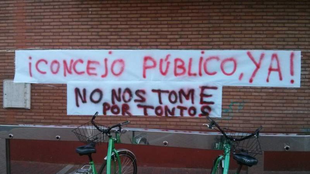 Pancarta de la plataforma vecinal reclamando un concejo sobre los terrenos de Viproelco.