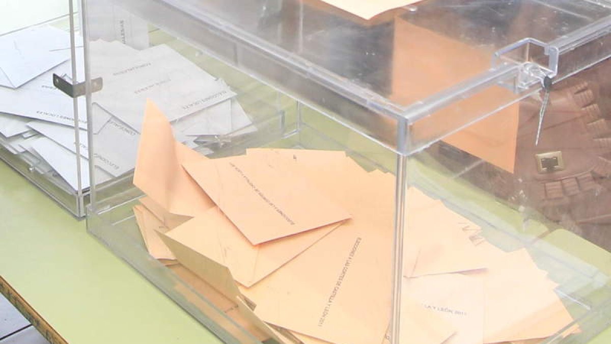 Papeletas en las urnas, en las elecciones municipales de 2011. L. DE LA MATA