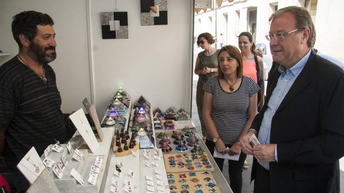 Silván conversa con uno de los artesanos durante la inauguración de la feria ayer. F. OTERO PERANDONES