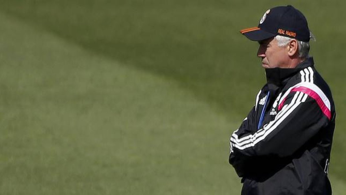 Carlo Ancelotti, durante el entrenamiento del Real Madrid previo al partido ante el Almería.