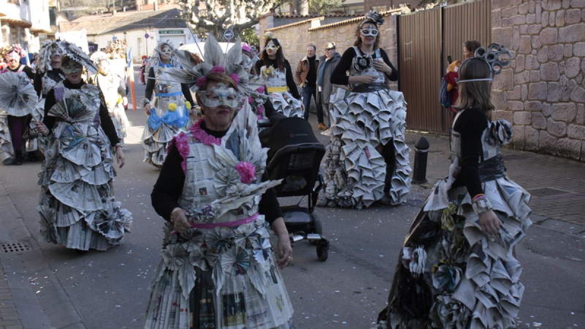 El grupo ganador hizo trajes de época con hojas del Diario de León. CAMPOS