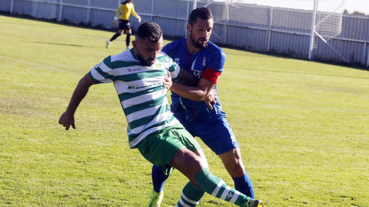 El jugador virginiano Igor estuvo muy vigilado por el equipo abulense a lo largo de los noventa minutos. MARCIANO PÉREZ