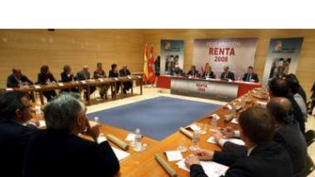 La consejera de Hacienda, Pilar del Olmo, durante la firma del convenio con los ayuntamientos ayer
