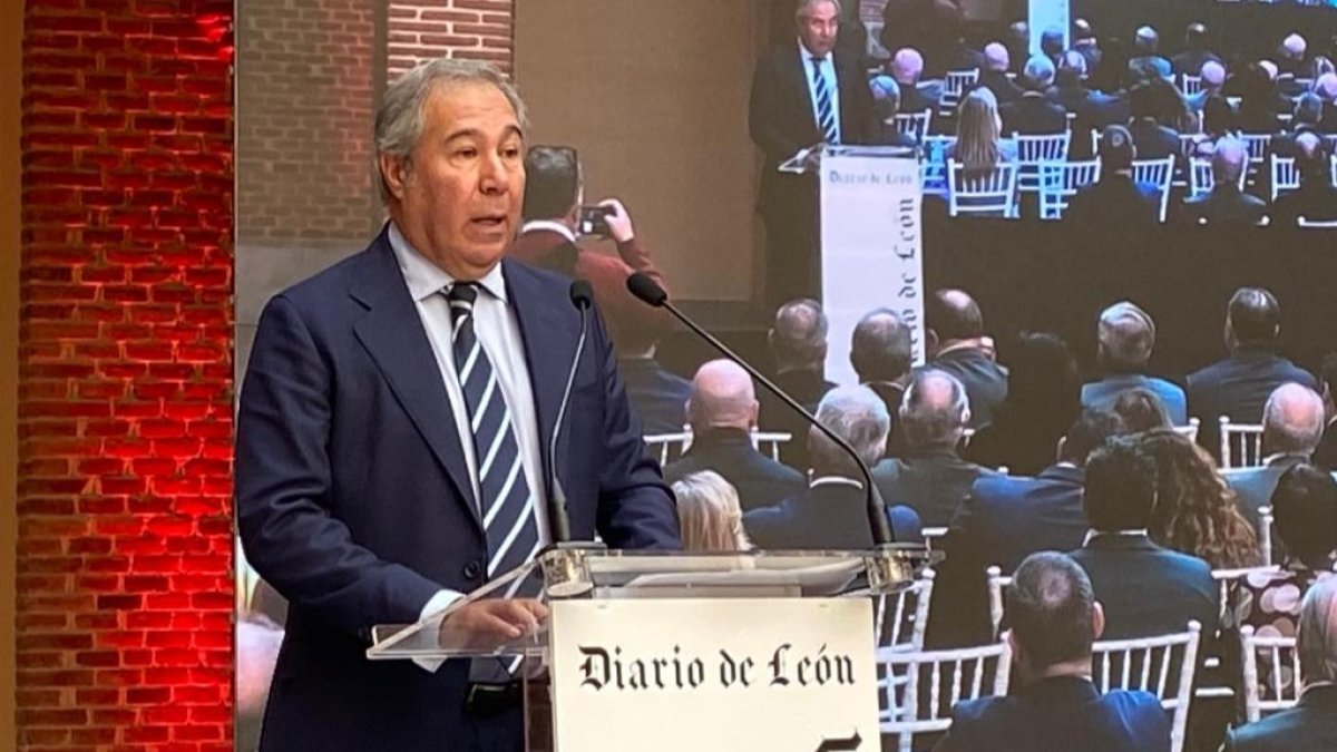 El director de Diario de León, Joaquín S. Torné, presentó el acto. RAMIRO