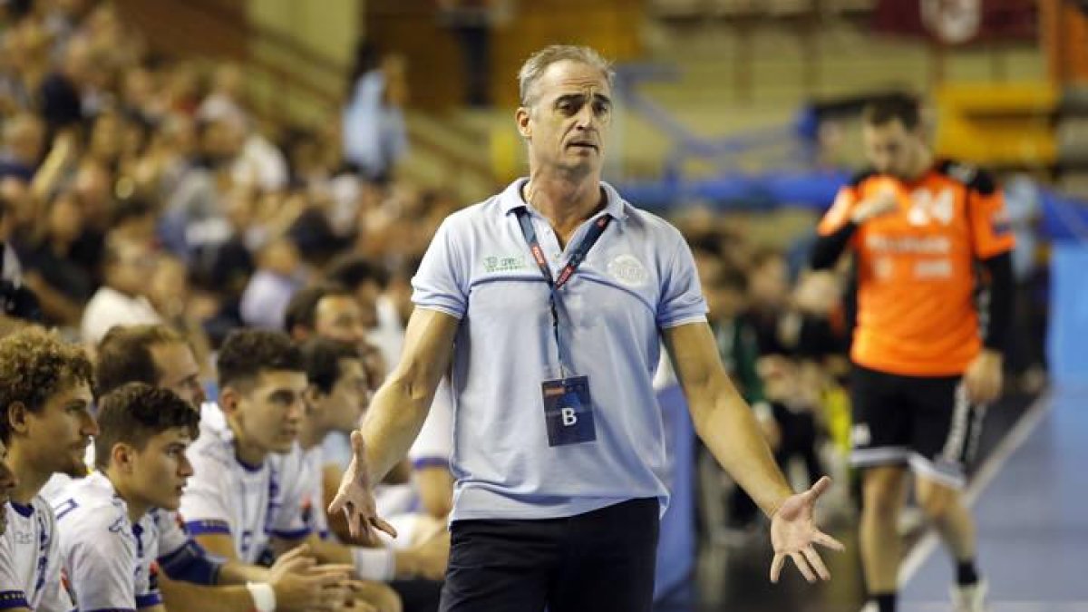 Rafa Guijosa dirige al equipo leonés.