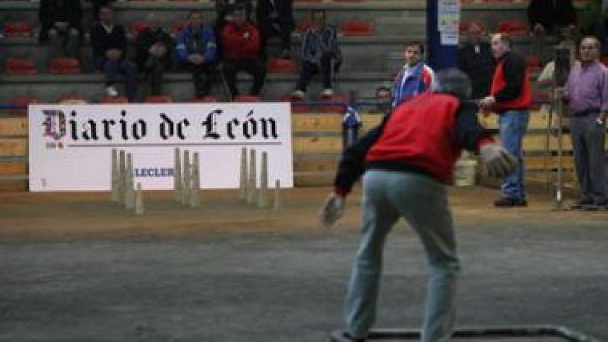 El tricampeón recibe su trofeo de manos del presidente de la Delegación Leonesa de Bolos