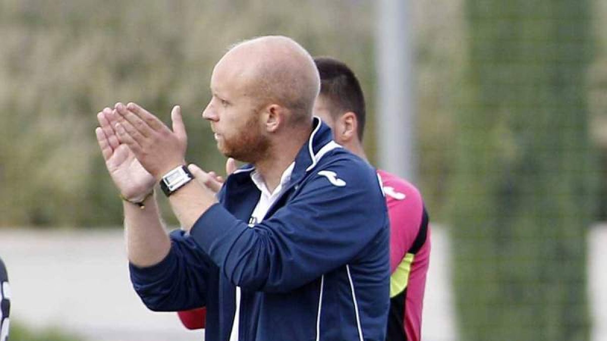 Adrián Benavides se despide del CDF Peña con los honores de haber hecho historia en el club. A. MONTERO