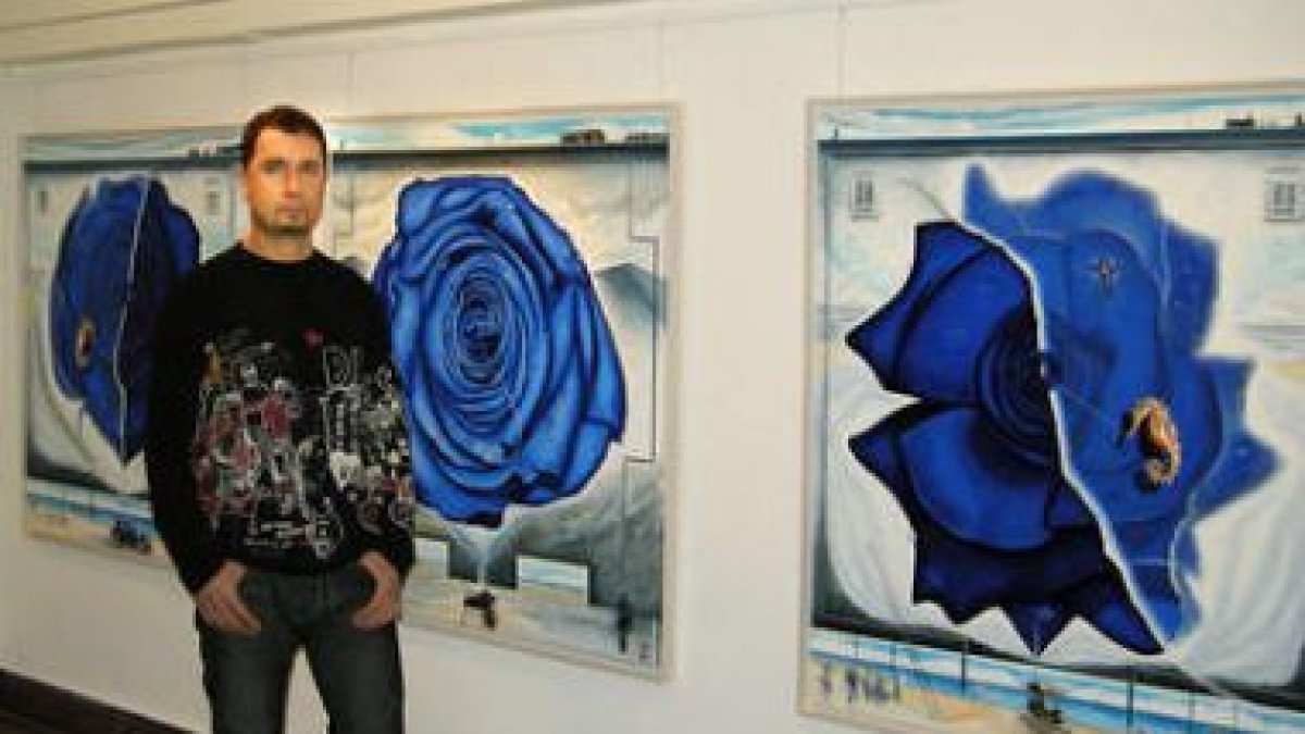 Nadir, junto a algunos de sus inconfundibles cuadros.