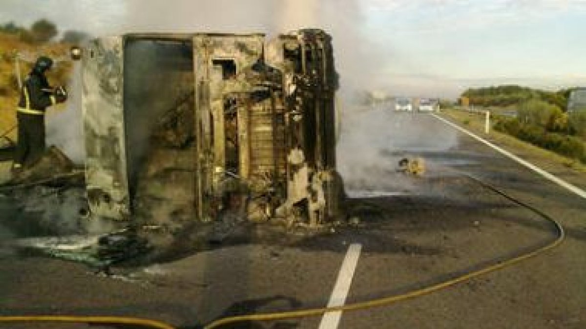Los bomberos de León tuvieron que intervenir tras el accidente en la autovía de Burgos.