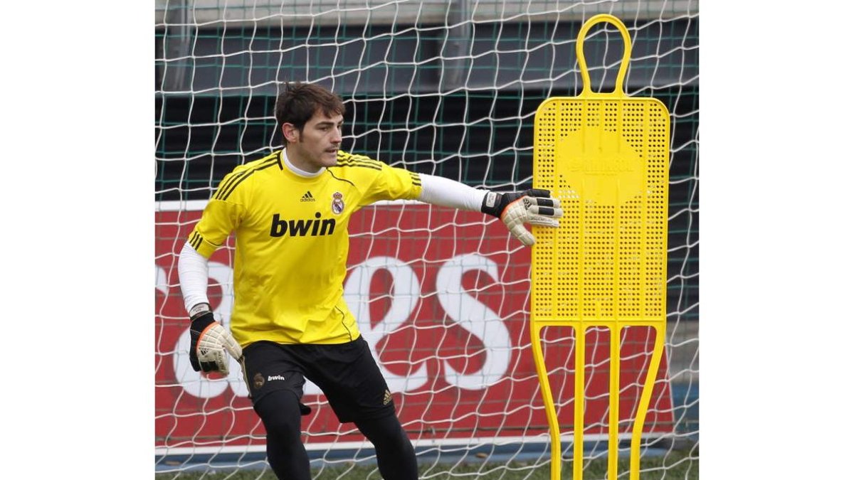 Casillas se ejercita durante la sesión de entrenamiento en Valdebebas.
