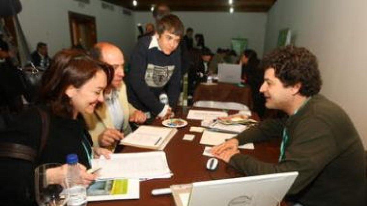 Dos empresarios de turismo de naturaleza en una de las mesas con un touroperador.