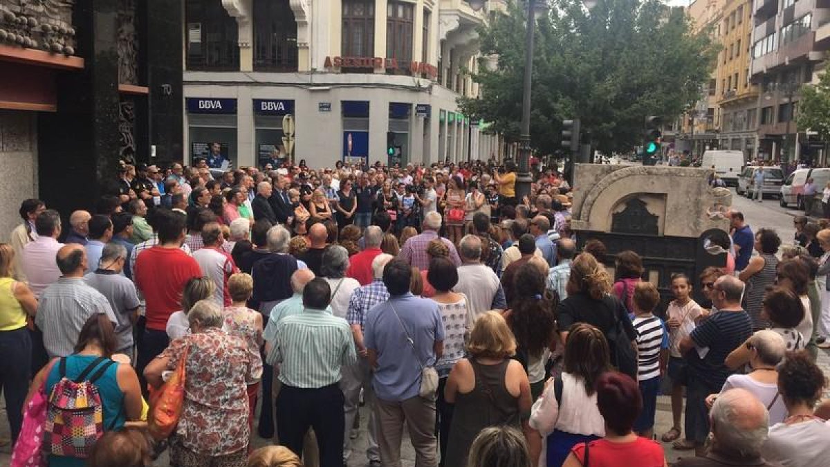 Concentración en el Ayuntamiento de León en repulsa por los atentados de Barcelona y Cambrils.