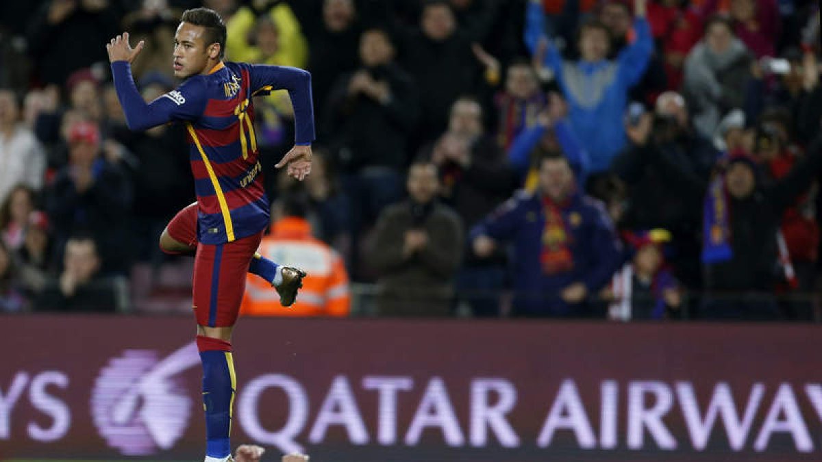 Neymar, junto al defensa del Athletic de Bilbao Eneko Bóveda, en una imagen de archivo. alejandro garcía