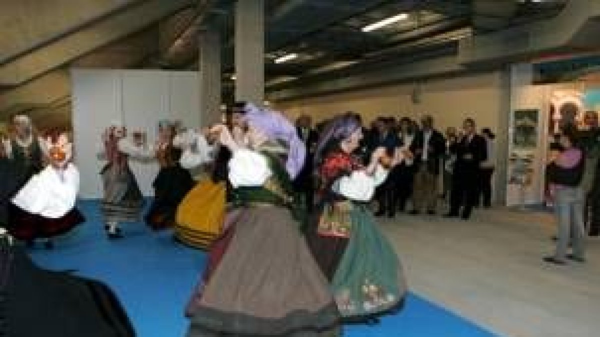 Los bailes regionales no faltaron en la celebración de la apertura del ansiado recinto ferial