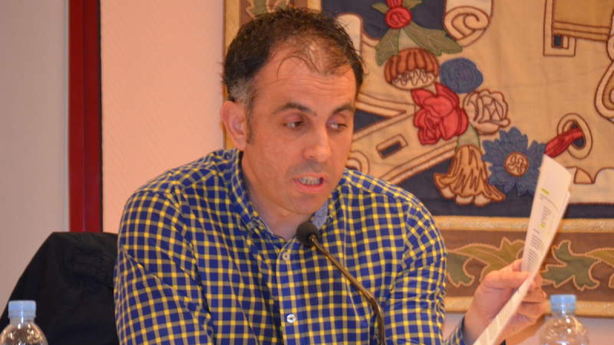 El concejal de Personal, Juan Carlos Lombao, ayer en el pleno.