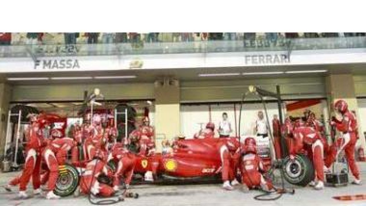 Momento en el que Alonso realiza la parada para cambiar neumáticos en Abu Dhabi.