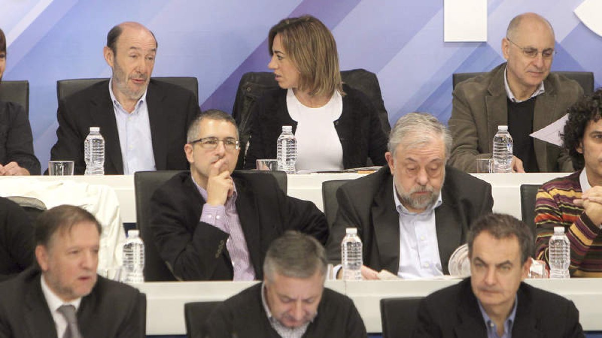Rubalcaba y Chacón, arriba, y Marcelino Iglesias, Blanco y Zapatero, abajo, en la cita de ayer.