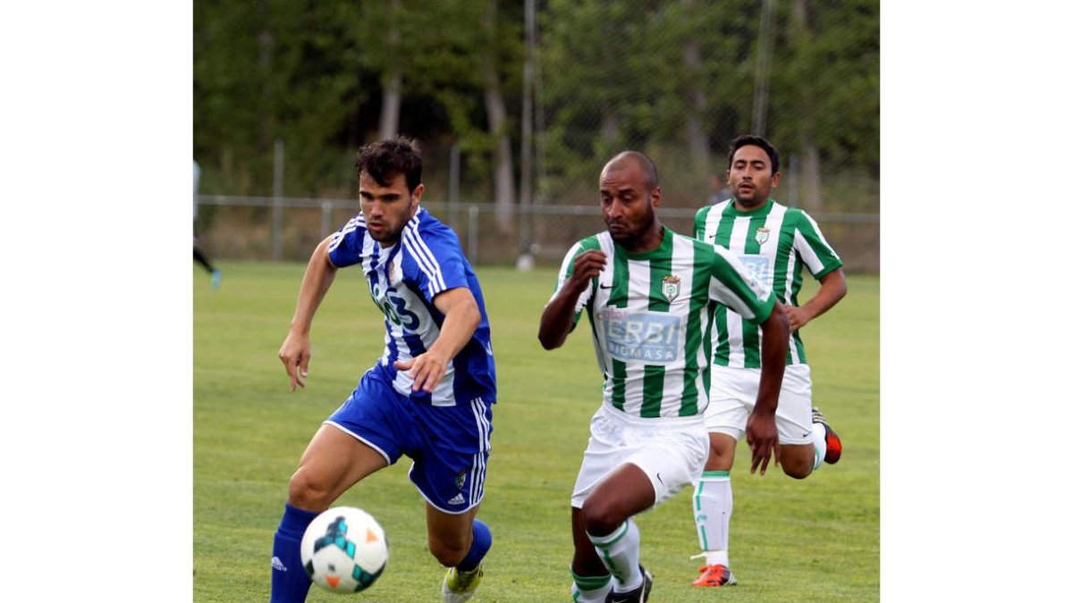 Robusté y el ex deportivista Wences pelean por un balón en un partido de claro color visitante.