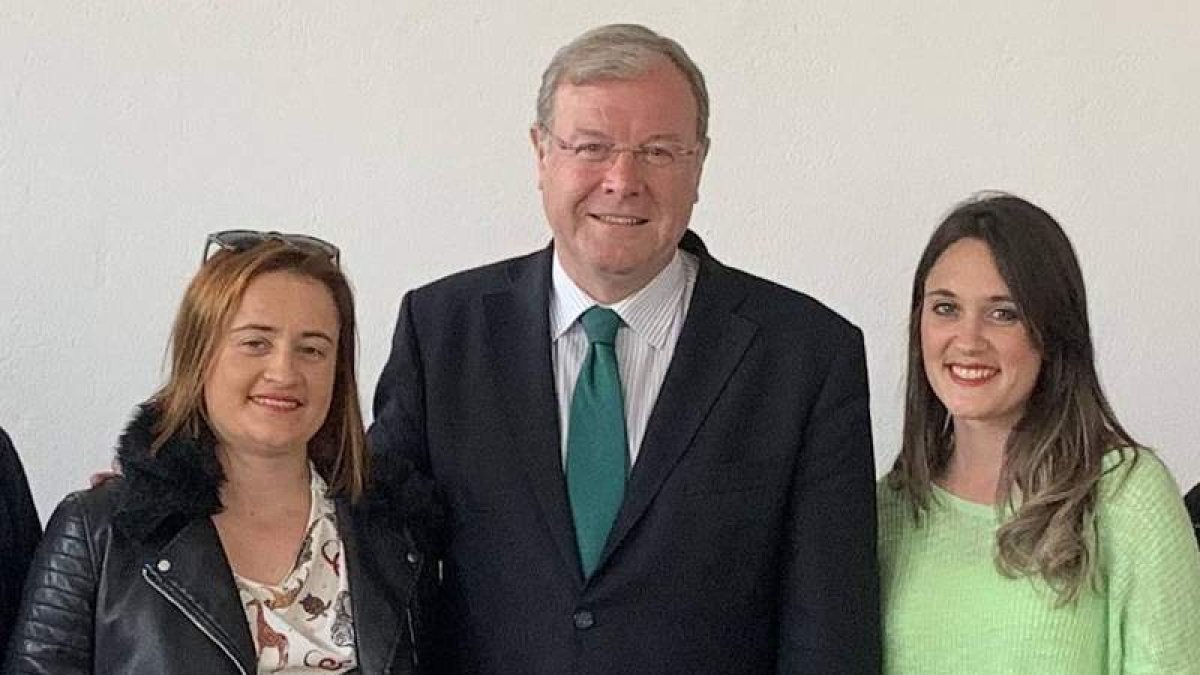 Silván se reunió ayer con representantes de las empresas del polígono industrial de León. DL