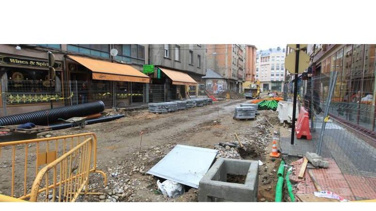 Imagen que presentan actualmente las obras en uno de los dos tramos de la avenida de Valdés, el comprendido entre la avenida de Compostilla y Gómez Núñez.