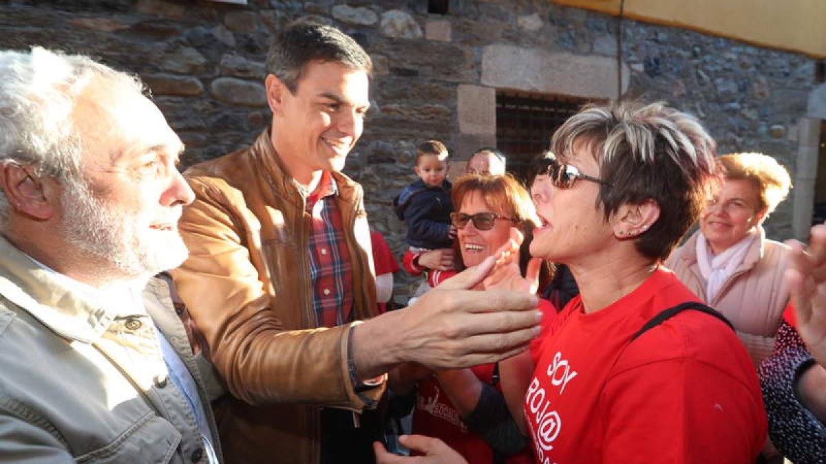 A Pedro Sánchez lo recibieron con entusiasmo en el Museo Arqueológico de Cacabelos. L. DE LA MATA