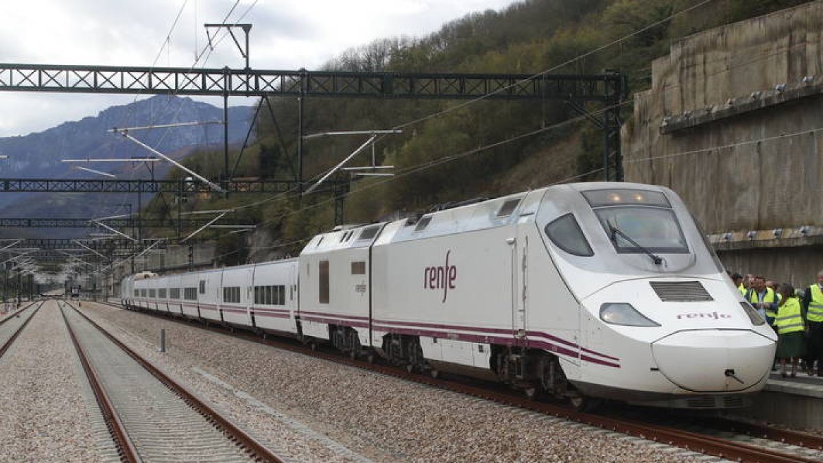 Un tren recorre la variante día que vino la ministra. RAMIRO