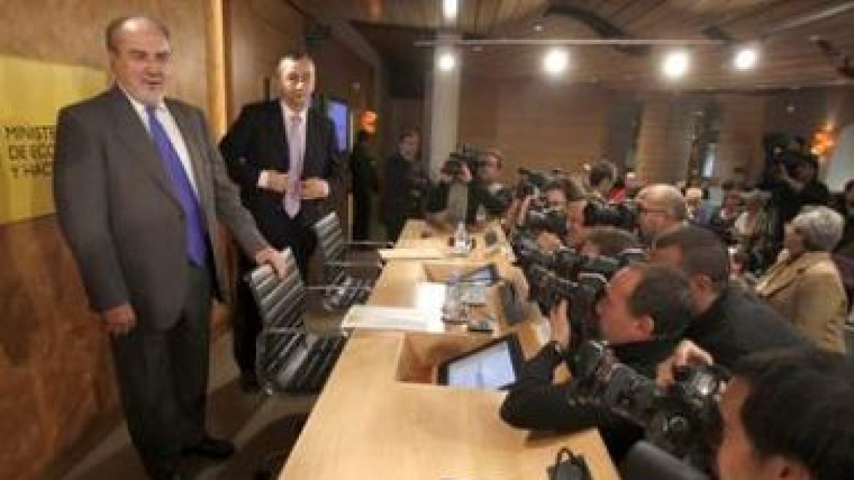 El ministro de Economía, Pedro Solbes, y el secretario de Estado de Hacienda y Presupuestos, Carlos