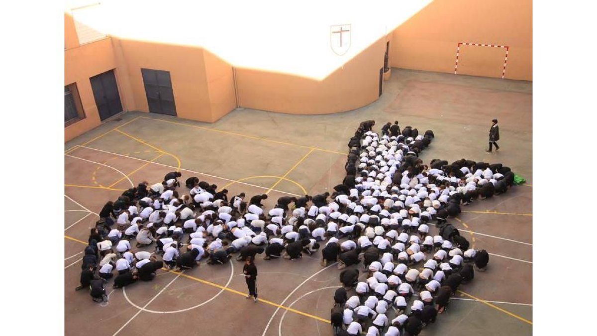 Los alumnos del San Ignacio representaron en el patio una paloma, símbolo de la paz.