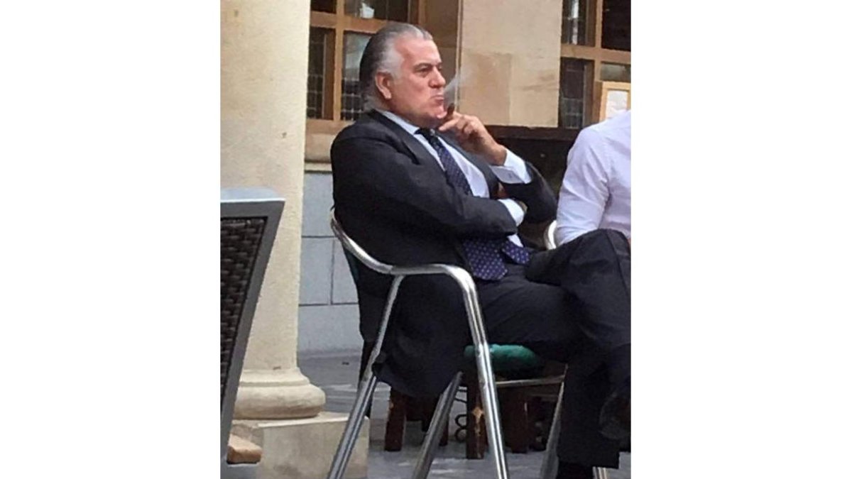 El extesorero del PP, Luis Bárcenas, ayer en Astorga. DL