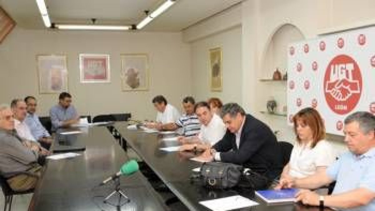 Representantes de UGT y la junta directiva del CEL se reunieron ayer en la sede del sindicato