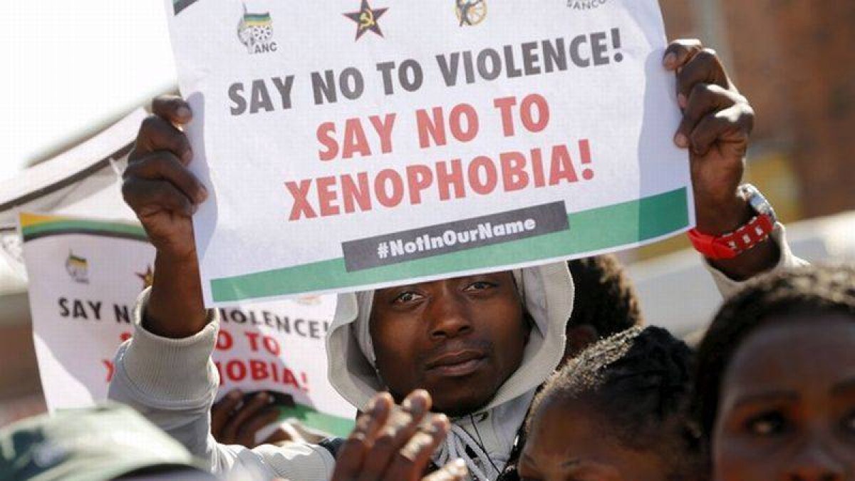 Manifestantes se concentran en los juzgados de Alexandra contra los ataques y asesinatos de inmigrantes en Sudáfrica.