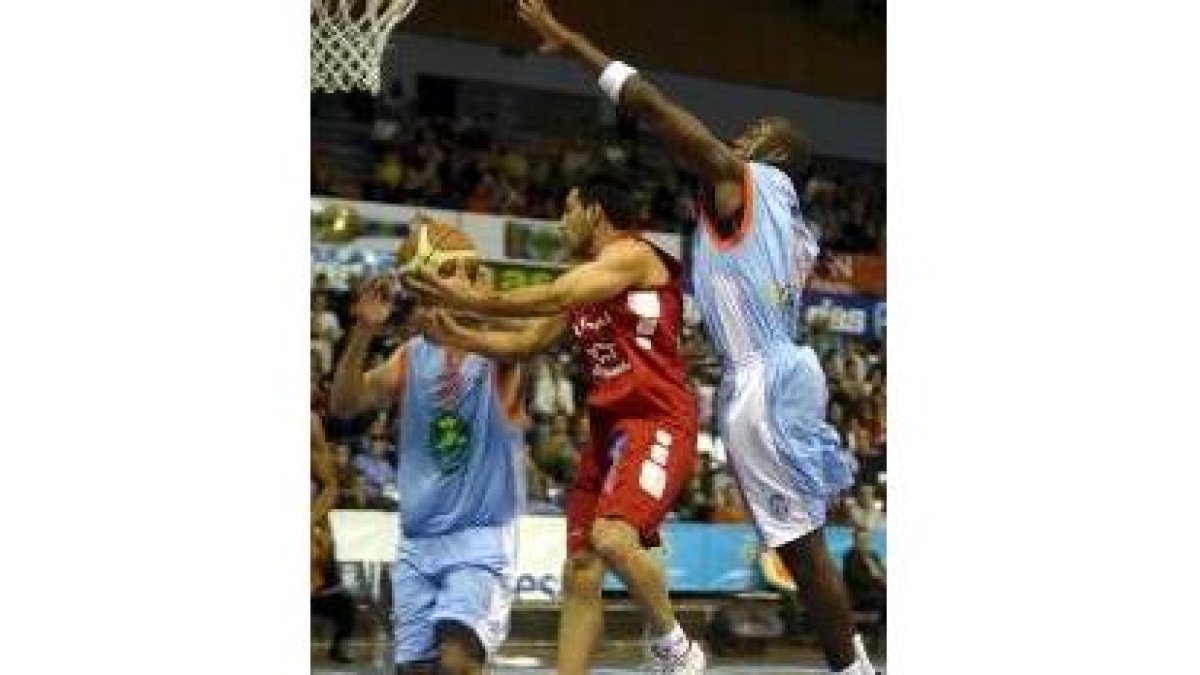 El trabajo en equipo del Climalia León y su argentino Quinteros desarbolaron a los isleños