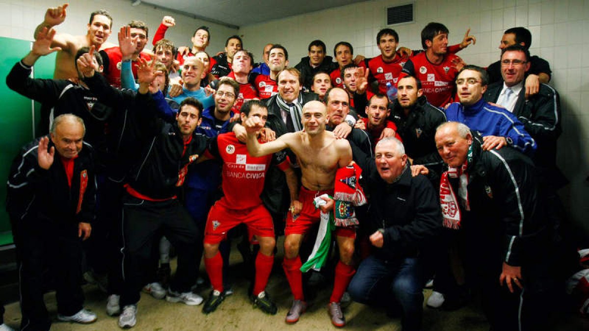 Los jugadores del Mirandés festejan en el vestuario el pase a cuartos de final de la Copa del Rey.